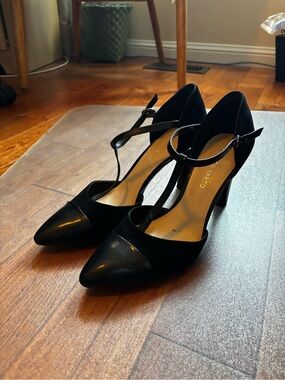 Franco Sarto Black Pointed T-Strap Pumps